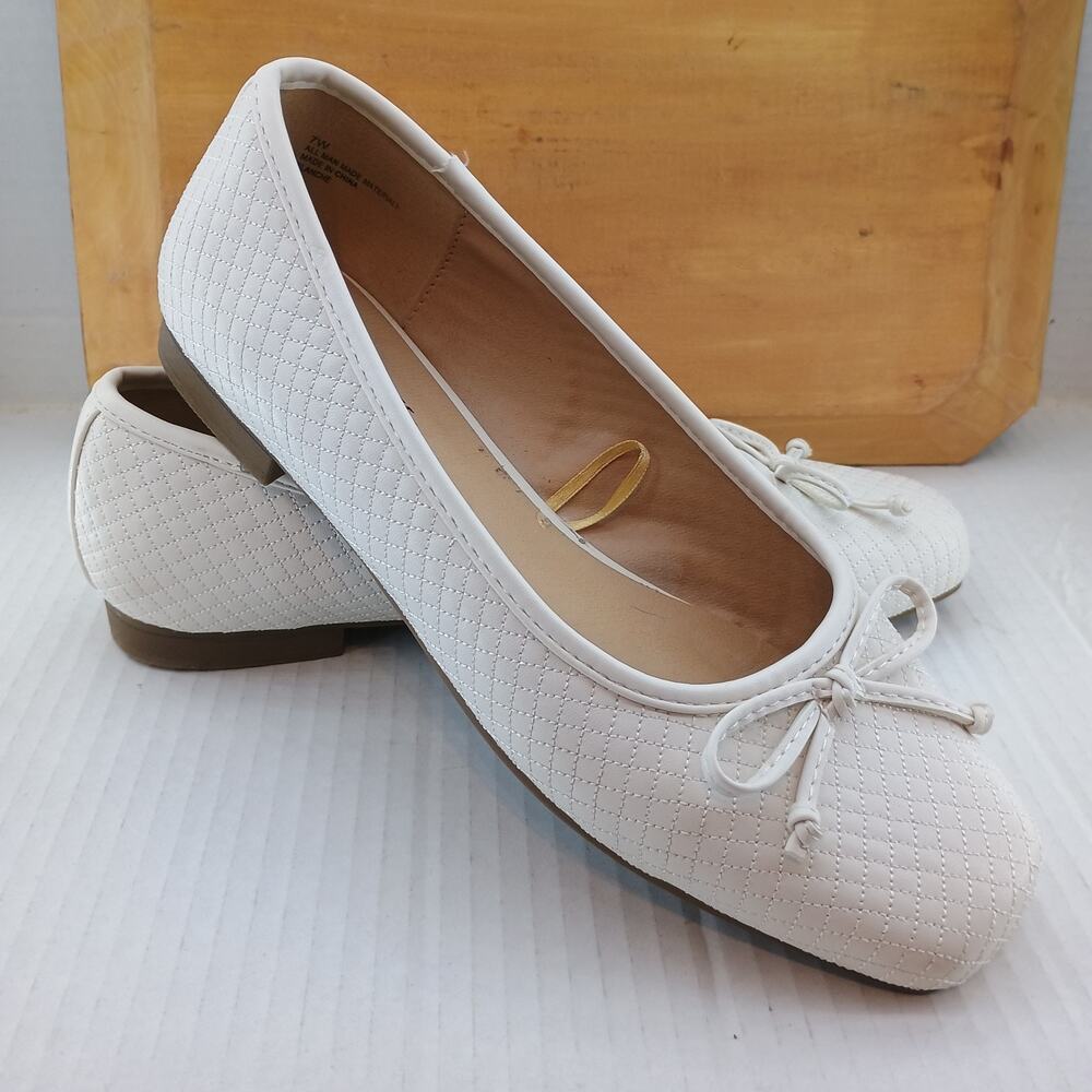 Cliffs By White Mountain. White With Bow. Womens 7 Wide Dress Shoes. Slip On